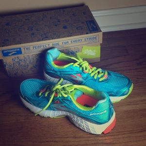 NWT Brooks Ravenna Running Shoe in Bluefish